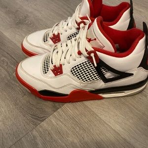 I’m selling Jordan 4s